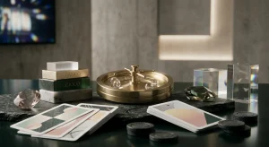 Composizione astratta di elementi da gioco da tavolo e schermi luminosi
